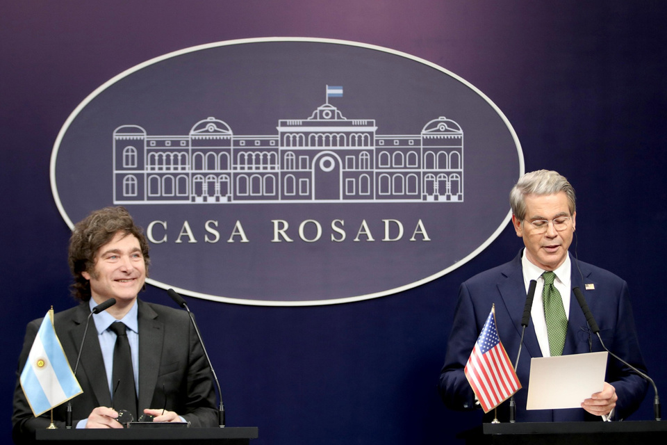 El gobierno de Trump dice que está "dispuesto a hacer lo necesario" para ayudar a Milei